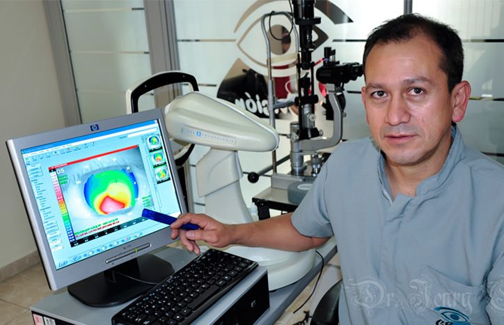 Diagnóstico profesional con mapa corneal en pantalla